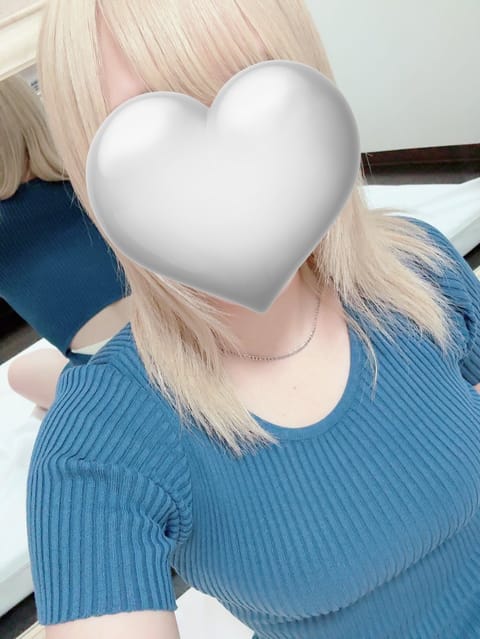 こんばんは🌙

出勤しました🙋🏼‍♀️
27時までいます！
雨たくさん降ってますが暖かいお部屋でお待ちしてますね🎶