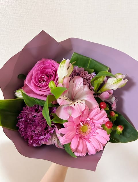 可愛い可愛い花束くれた( ´,,•ω•,,`)🩷
私のだいすきなおピンク🌸

お花を眺める最高な生活が始まりますっ！
あ