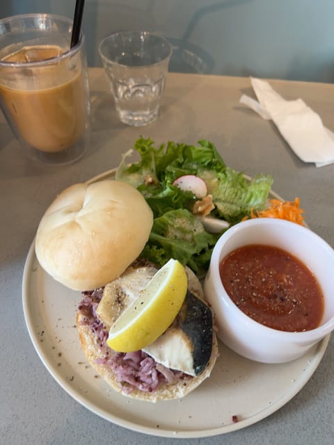 今日は外出先で遅めのランチ
鯖サンド美味しかった〜☺️

思っていたよりジメジメしてなくて
気持ちがいい暑さですね☀️