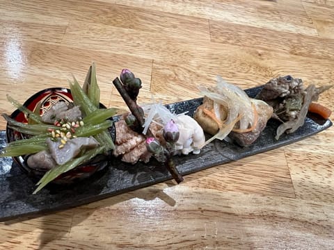 前回の大阪で、予約していたのに胃腸炎になって当日キャンセルしてしまったお店に来れました🙋‍♀️✨

酒の肴20種以上の
