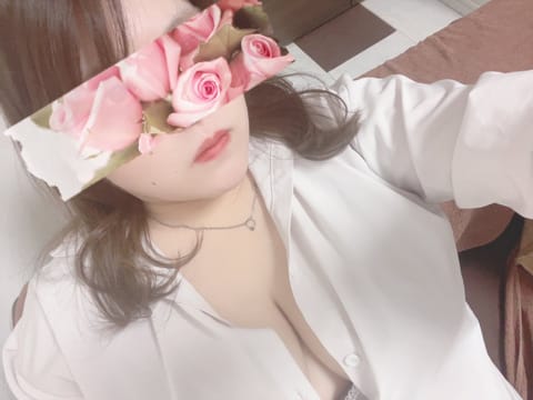 こんばんは🧸
本日、21時半からラストまで出勤します！　
久しぶりの出勤だ〜！🤍
会いに来てくれる方いたら嬉しいです！
