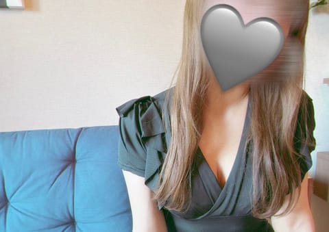 こんばんは！尾崎です🩶
今週は今日と週末出勤します🫡
まだまだ寒いのであたたまりに来てくれたら嬉しいです⛄️💞

2/2