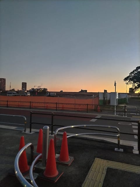 おはよございます🔅
今朝も白湯飲んで朝さんぽ🚶 

凄腕先生から
教えていただいた歩き方。
体重移動、足裏のつけかた、姿