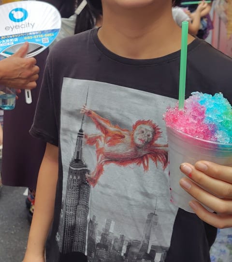 Tシャツのオラウータンがかき氷を持っているように見える奇跡の1枚✨️