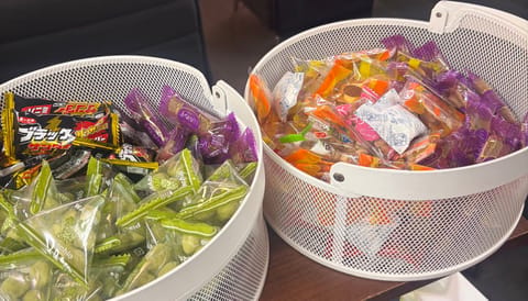 早速、餌が……

お菓子めっちゃ買ってきたんで食べてくださいね😊って言ってくれったっ……

あはぁ🤤🤤おかしぃ🩷

あか