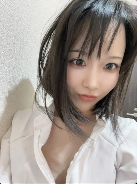 こんばんはー
今日はゆっくりめの夜で待機の時間にお夜寝（？）できちゃいました😳
芸術的な寝癖みんなに披露するね✨

