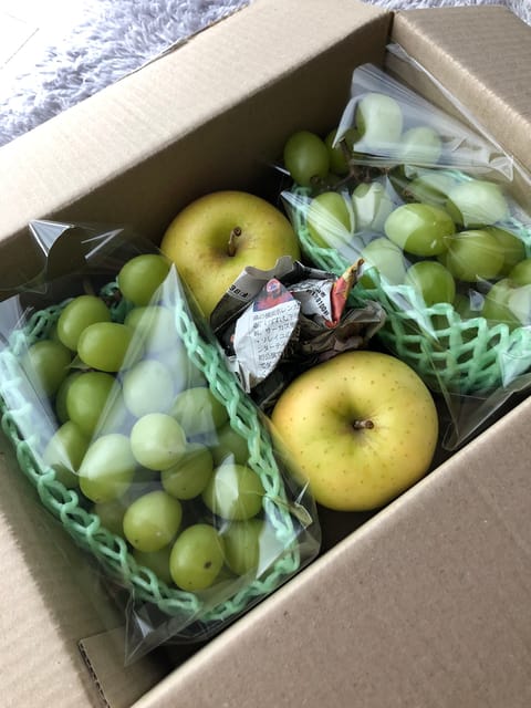 グフフ(   ´ཫ`   )

実家から、シャインマスカット＆林檎が届きましたー😊✨

本業の方で頑張ったからと、労いを