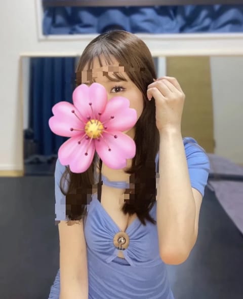 こんにちは、さくらです🌸
日本橋のルームで16時まで出勤してます♡
今日はお仕事お休みの方も多いかな？ぜひ癒されに来