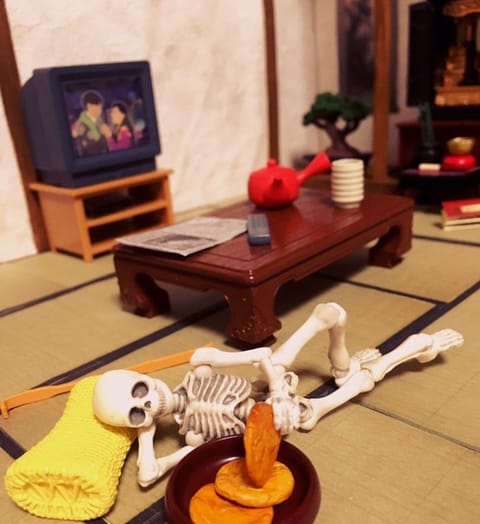 趣味の時間はだいたい自作ドールハウスにフィギュアを飾って
このような写真を撮ってます🤳

最近忙しくて身体が疲れ気味なの