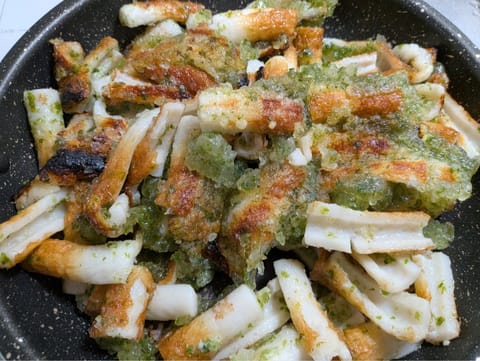 こんばんわんわんこんばんわん🐶
先日ちくわの磯辺焼きを作りました🍳
一度にたくさんフライパンに入れたら衣がくっついてしま