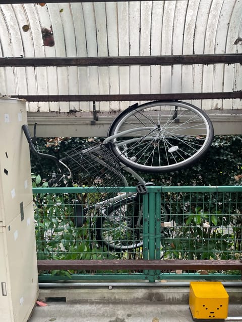 最寄駅の有料(¥100/24h)駐輪場。
ゲート前の植木に🚲が刺さってた😅

おそらくゲート前のスペースに駐輪してた(1
