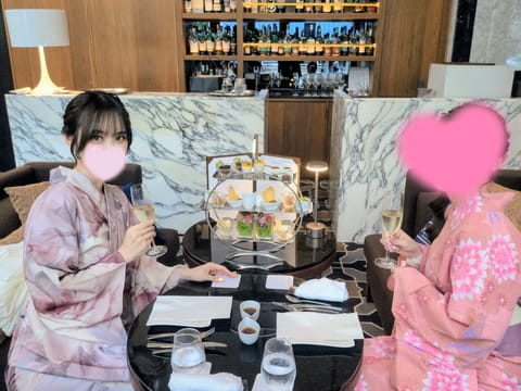 みなとみらいの花火に行ってきたよん🎇
その前にせっかく浴衣を着たので酒飲み用アフタヌーンティー？に(՞>‎⩊<՞)👍🏻
