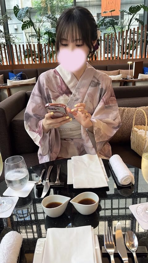 みなとみらいの花火に行ってきたよん🎇
その前にせっかく浴衣を着たので酒飲み用アフタヌーンティー？に(՞>‎⩊<՞)👍🏻
