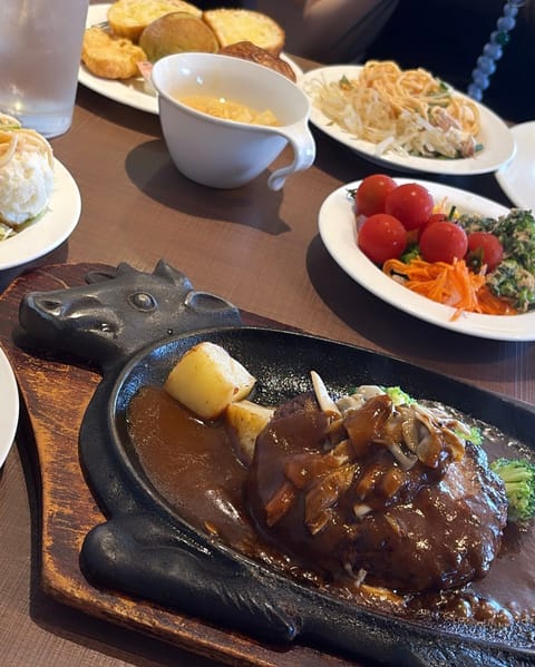 おはようございます☀
今日も青砥に12-20でいます ᵔ.   .ᵔ 💕

この前友達とハンバーグ食べに行ったの🍴
お昼