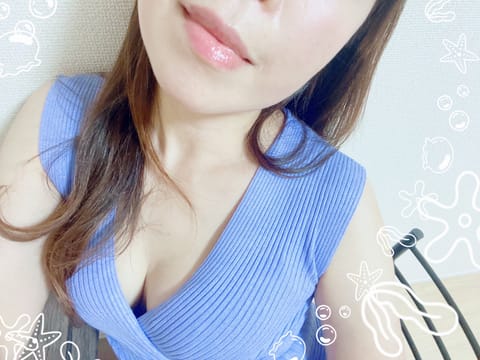 こんにちは♡
本日出勤いたしました♡

一週間お疲れさまでした☕️
暑い土曜日の午後‥   
貴方さまの疲れを少しでも癒