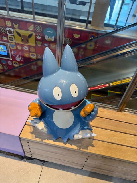広島駅のポケモンショップ付近❣
よく見たら、両手にもみじ饅頭が😋
いつも通ってるのに気づかなかったぁ笑

#ポケモン　#
