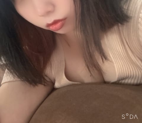 ルームついた🎀
今から明日の16時まで！！
ロングでいてるよ！
雨も明日は上がって晴れみたい☀️
まってるねええ૮ . 