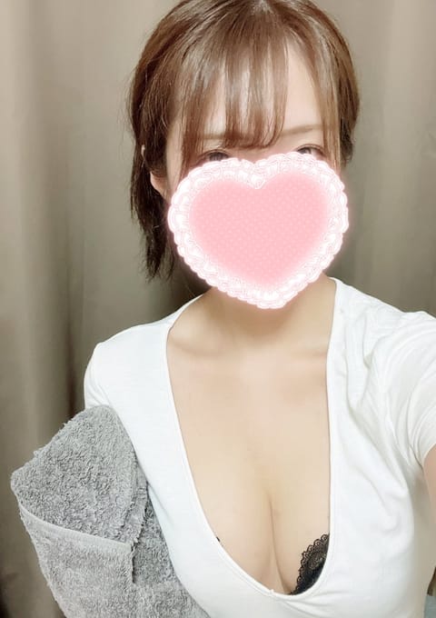 こんばんは、れいなです🪽

本日出勤してます！
26時までいるので会いに来てくれると嬉しいです☺️💕

ご予約お待ちして