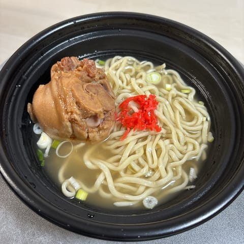 昨日は雨☔すごかったw

台風🌀みたい

そんな中

沖縄そばと豚足を食べれて幸せでした☺️
ありがとう✨

豚肉料理っ