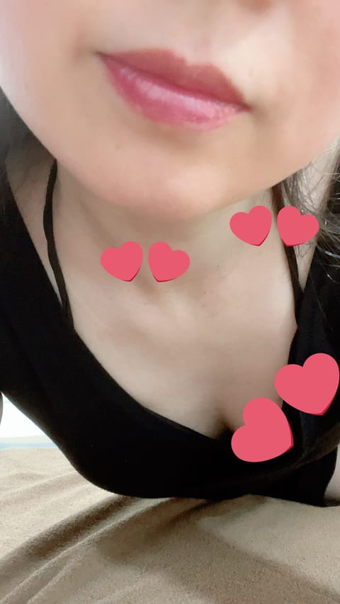 おはようございます☀️
台風の影響なのか若干曇り空☁️🌀
カンカン照りよりマシですね😊
今日もお仕事頑張りましょ〜💪