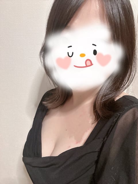 本日26時まで出勤しています✨
部屋あたたくしてお待ちしております🫶🏻

今日は気分を変えて、黒のドレスです👗