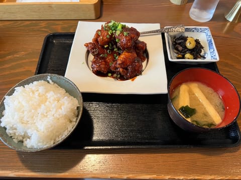 やっと金曜日ですね😊

渋谷にある熊本居酒屋新市街でランチ🍴

みなさんもう知ってましたか？？

火の国唐揚げ定食を注文