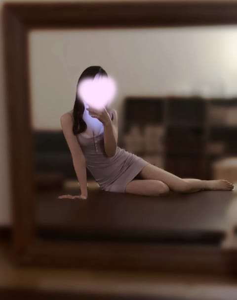 出勤しました🤍
12:00-20:00までいます✨

ご予約お待ちしてます💌