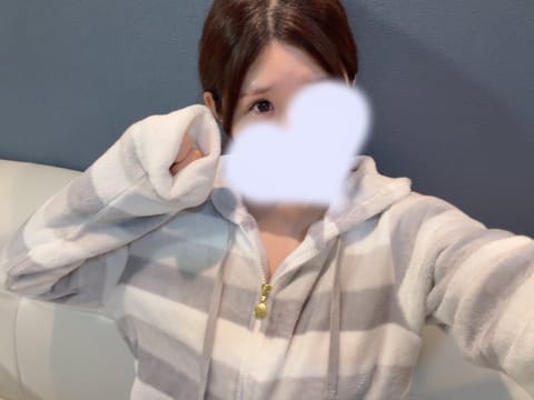 出勤してます♡♡

最近前髪分けるのにハマってる🙊