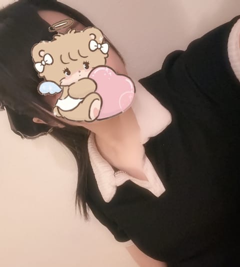 出勤しました〜❣️
今日めっっっちゃ前髪上手くいったのに雨で全部台無しになりました、、ᐡ•̥ ·̫ •̥`