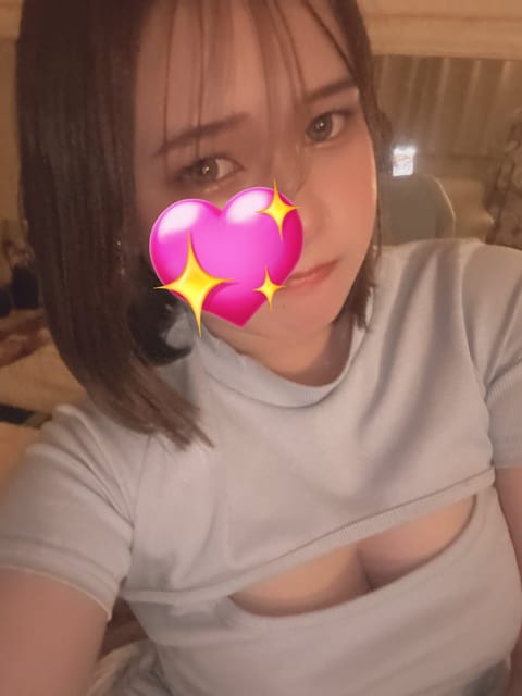 お部屋にいます♪

本日は15時から23時まで出勤してます！
17時30分からご案内可能です！
夜から雨予報なんですけど