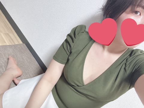 こんにちわ、れな本日18時〰️22時お部屋でのんびりおはなし、会いに来てくれるお兄さん方お待ちしております😌お話聞くの好