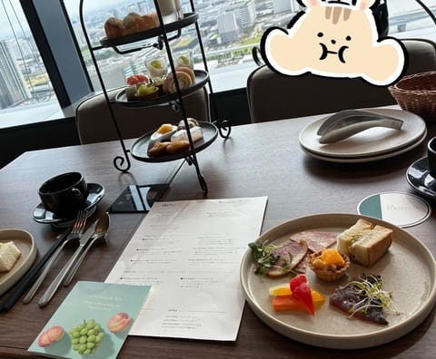 先日お友達とアフタヌーンティーに行ってきました
本来果物全般が苦手なんだけど、こういうところのは本当に感動的なくらい調理