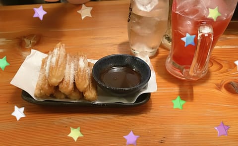 こんばんは
先日和田ちゃんと星野ちゃんと鳥貴族に行って大好きな焼き鳥を沢山食べたので幸せ気分が続いています。デザートにチ