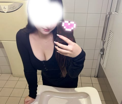 🫧10/6（月）23:00~5:00🫧

出勤してます🫶

アルバイト終わりに１分で
早着替え🪄.*･ﾟ　.ﾟ･*.
周