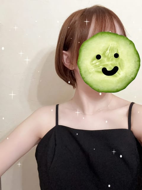 ばっさり髪切っちゃいました✂️🤍

いつもと雰囲気が変わって、
ちょっぴり大人っぽく、色っぽくなった、、かも…？😚
キュ