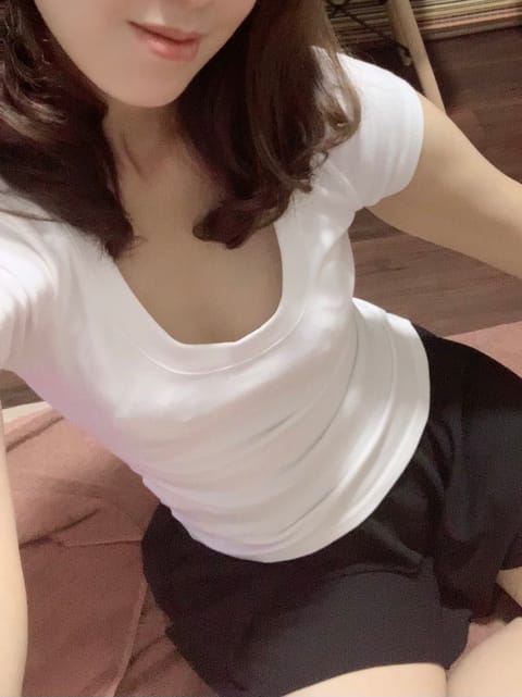 はずきです💕
今日は久々の鶯谷(^^)
元気いっぱい、マッサージするぞー
ご予約頂いた、
お客様にはに最近覚えた新しい技