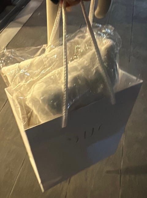 優しい本指さんがずっと欲しいって言ってたワンピース(紙袋は別)買ってくれて持ってきてくれたㅠ ㅠ♡

うれしい早く着たい