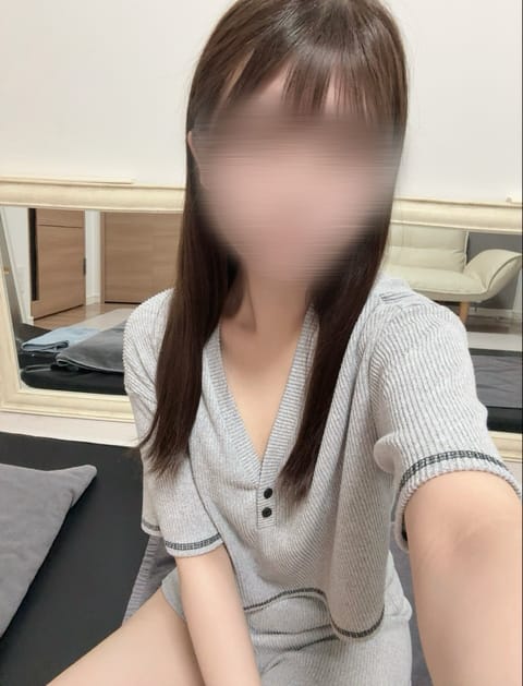 暖かいからショーパンにしてみたよー☺️🔆最近ずっとぽかぽかでうれしい♡

今日は22時までです！