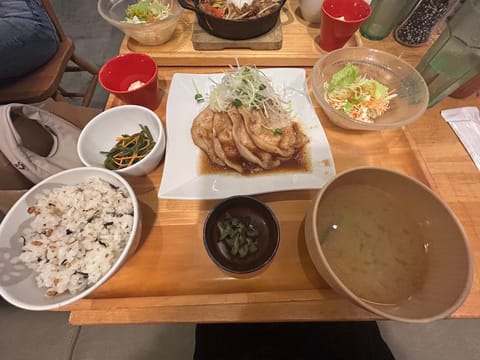 おはようございます☀️
 
この前渋谷に遊びに行きました〜✨
こちらご飯とみそ汁おかわりし放題で最高でした😭👏✨
まだま
