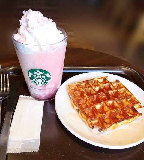 ようやく飲めた〜☕

本日初日？
みたいなお兄さんが、おててプルプルしながら一生懸命つくってくれたよ🌸
