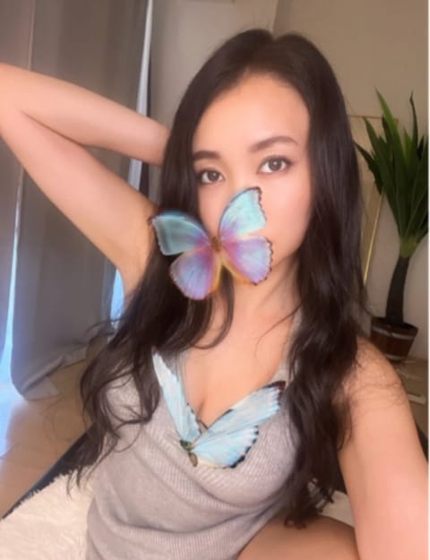 こんばんは🌃
今日は19:00-23:30
まで出勤です♡
今週は忙しくてなかなか出られないので、良かったら癒されに来て