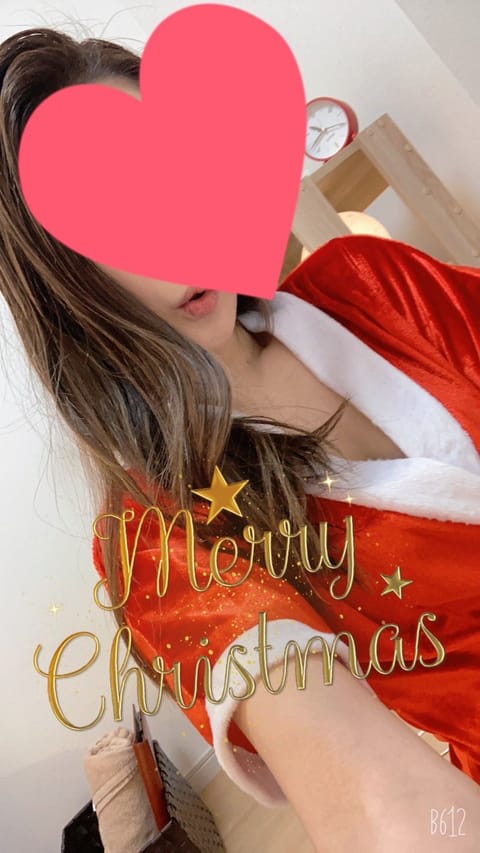 人肌も恋しい季節❤️温かぁ〜いオイルと気持ちいぃフェザータッチで癒します😊
明日12/22 12：00〜18：00まで休