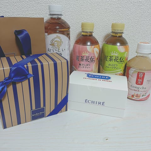 差し入れ沢山ありがとうございます⸝⸝>   <⸝⸝ᐡ♡マカロンも紅茶も大好きだからうれしー🫶🏻💗 -