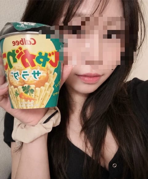 出勤しています！ 

まだ慣れなくてドキドキしてますが、がんばります🤍すぐご案内できます☺️

じゃがりこ美味しい🤤