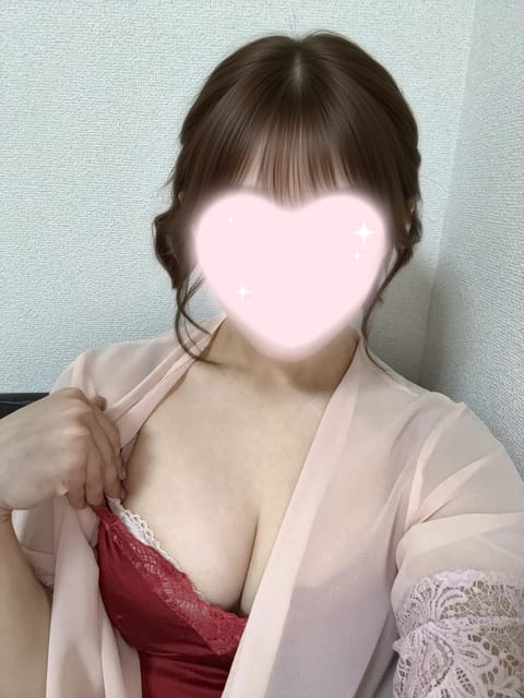 こんにちは☔️ここ最近えなちゃんが出勤する時いつも雨でかなしい😭😭
今日はたぶん初めて？平日出勤します！とてもレア日なの