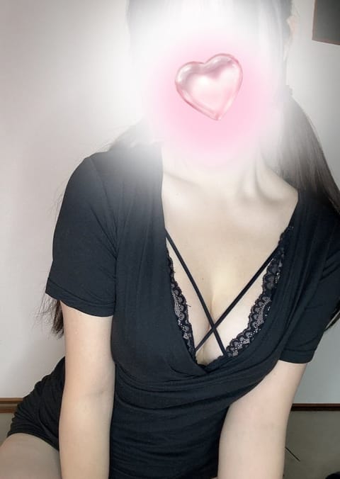 皆さんこんにちは🫧𓂃𓈒𓏸
れいなです🤍本日は17時～23時出勤です！最近は寒すぎて大変でしたね💦でも今日は暖かくて快適で
