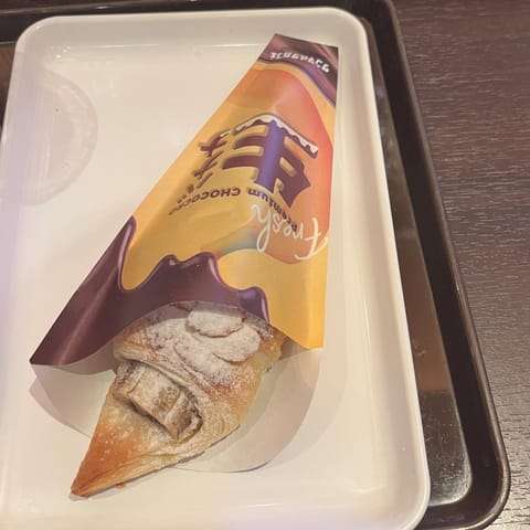おはようございます🌂

夜にかけて段々と雨が降り出すみたいですね…(> <)☔️
明日はダブル台風が来るという予報なので