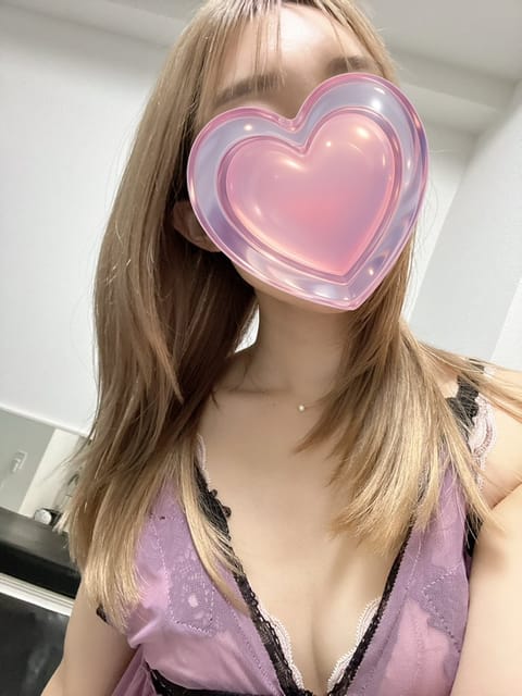 本日出勤中♡ラストは22:00です！
最近はピンク色にハマってる！スマホケースも服も色々ピンクが可愛い💕