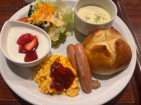 おはようございます😃

朝から優木さんとモーニング🍞☕️
朝から美女を見れて眼福🩷

今日も頑張れる💪

福山に　
12