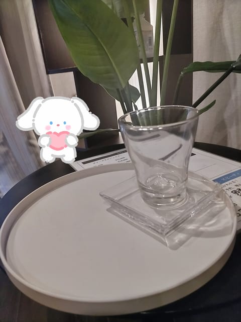 お客様のお気遣いが
あったかい☺️🌿
お菓子のお皿を空にしてそこに
コップを乗せてくれた🤭
思わずくすっとなりました🫶